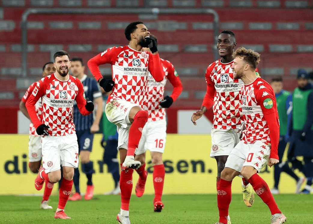 门兴格拉德巴赫迎足总杯关键赛，赛后造点机会，管理层满意，轮换策略成焦点(沙尔克vs门兴格拉德巴赫)-爱游戏ayx官方app